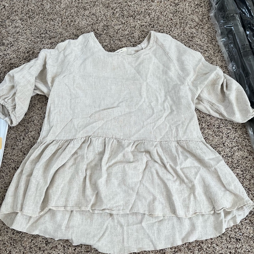 Hailey & Co. Grey/Tan Blouse, Flowing Edges with Fitted Sleeves